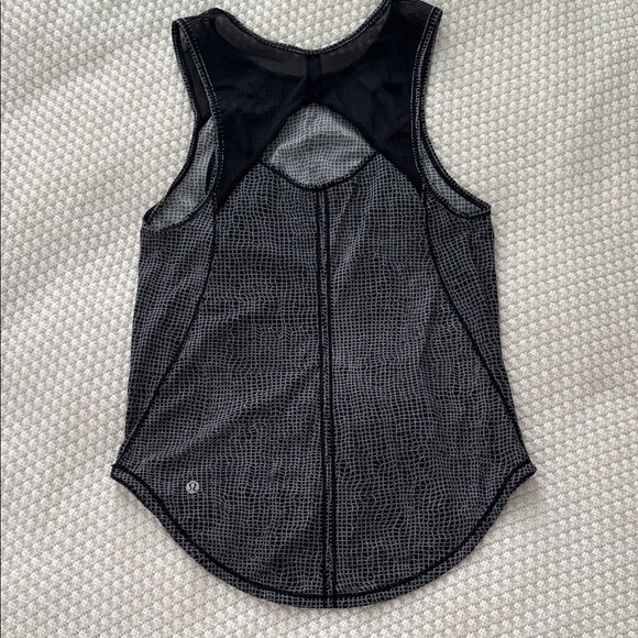 Lululemon Athletica Black and White Pattern Top - Picture 3 of 3